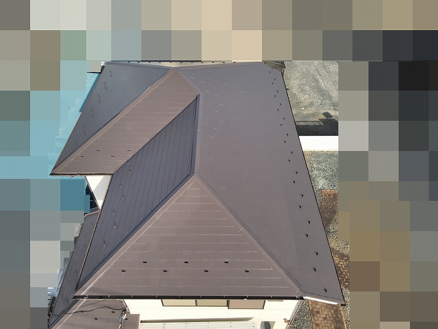 南アルプス市で塗装後のスレート屋根をドローン撮影する様子