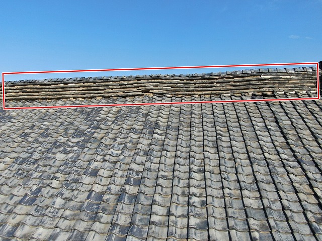 南アルプス市で瓦屋根のドローン調査時に確認された棟瓦の歪み