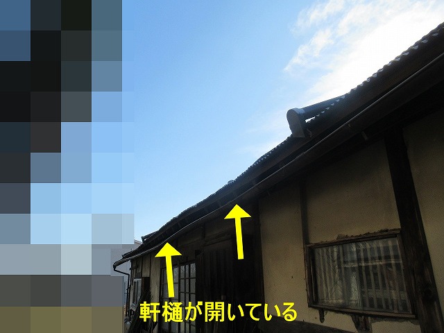 南アルプス市で雨樋（軒樋）が雪の重みで歪んでいる様子（雪災）