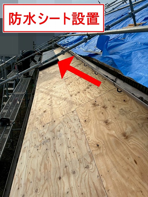 南アルプス市で屋根葺き替えの際に野地板にコンパネ（構造用合板）・防水シートを設置する様子