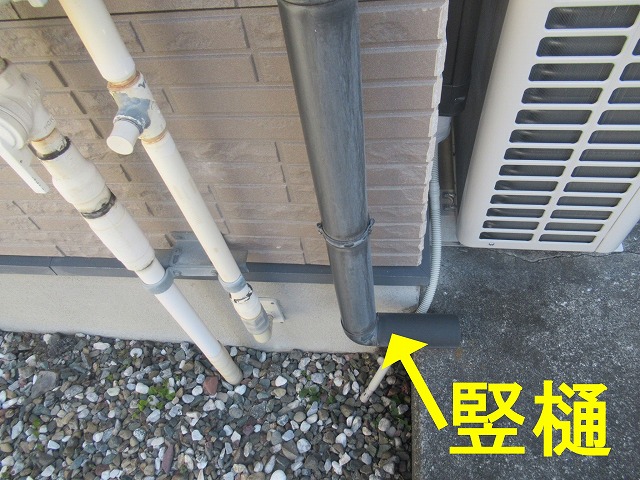 甲府市で雨樋（竪樋）の塗膜が劣化しチョーキング現象が発生している様子