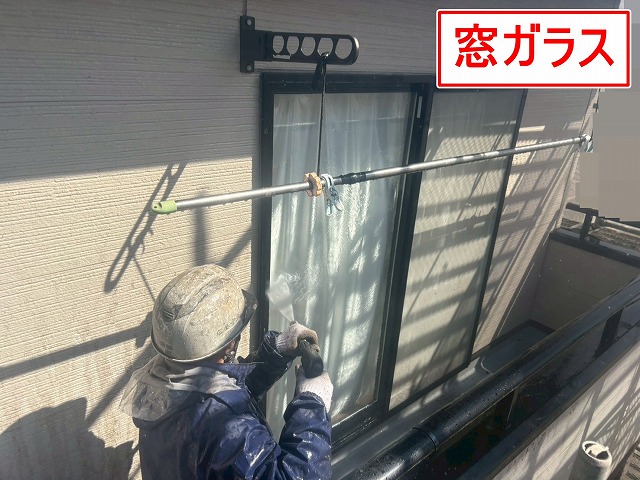甲府市で高圧洗浄の際に窓ガラス・網戸を洗浄する様子