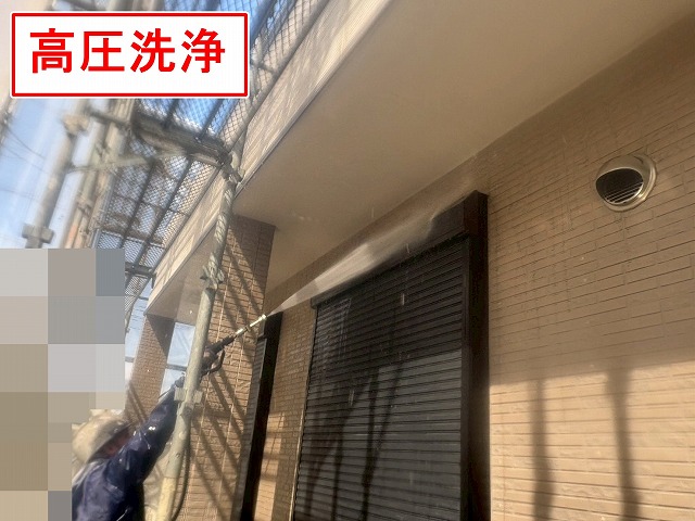 甲府市でシャッターBOXに高圧洗浄・ケレン作業（目粗し）後、無機塗装する様子
