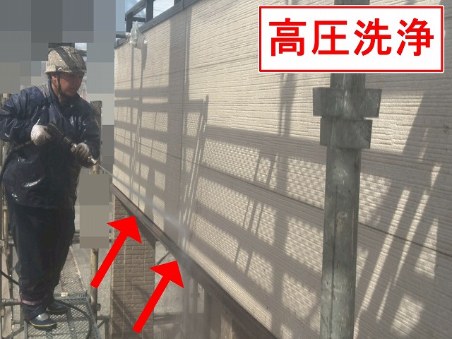 甲府市で幕板に高圧洗浄・ケレン・下塗り・無機塗装を行う様子