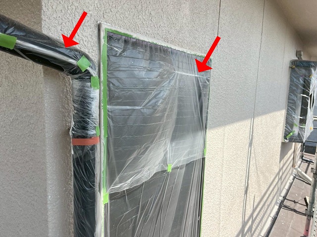 笛吹市で外壁塗装の際に付帯部（窓・雨樋）に養生をかける様子