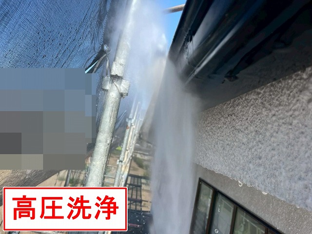 笛吹市で色あせた雨樋（軒樋）に高圧洗浄・目粗し・シリコン塗装を行い、経年劣化を予防する様子