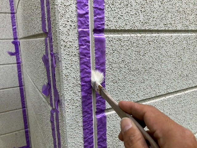 角部目地の下塗り作業