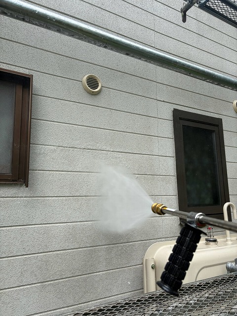 外壁面の高圧洗浄中