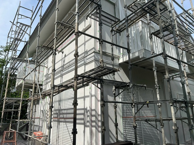 足場を組んだ住宅外観