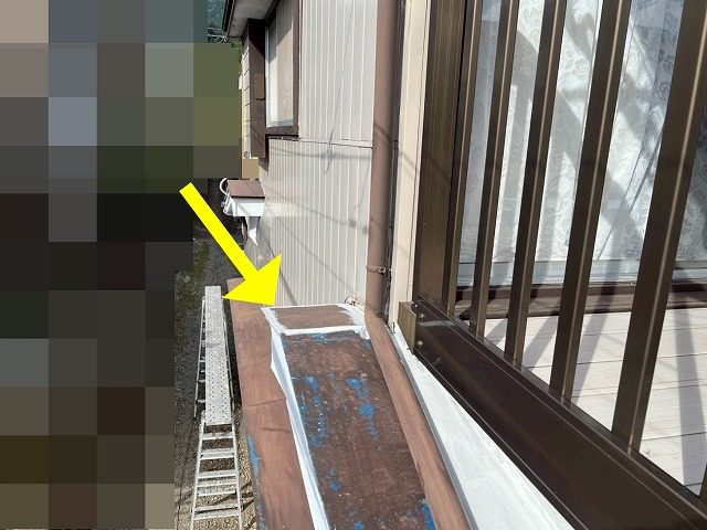 大月市で刷毛を使用して金属屋根(トタン屋根)に下塗りを行う様子