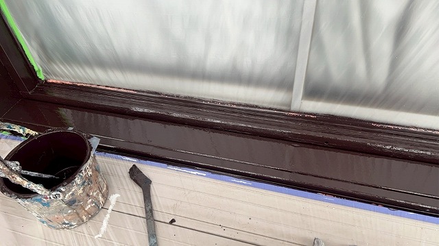 大月市で付帯部（木部）に仕上げ塗装を行う様子