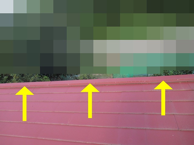 都留市でスレート屋根カバー工事の前に、棟板金・貫板を撤去する様子