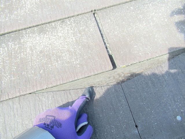 西八代郡市川三郷町でスレート屋根・防水シートが破損して雨漏りする様子