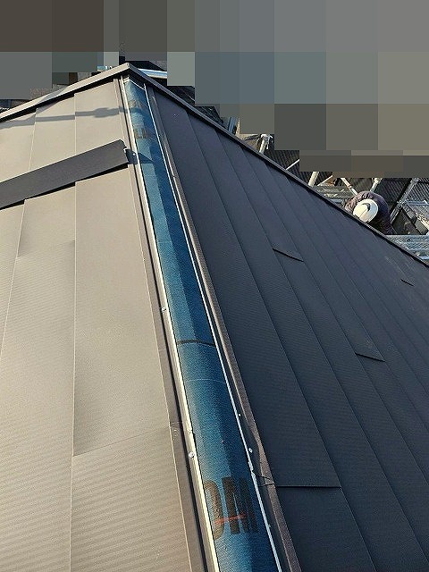 西八代郡市川三郷町でスレート屋根からSGL鋼板（ニクスカラープロ）に葺き替え工事を行う様子