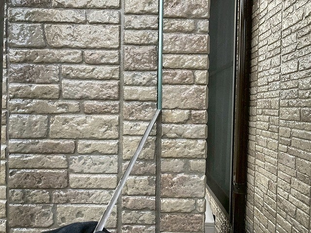 西八代郡市川三郷町でサイディングボード（外壁）の継ぎ目のシーリング（コーキング）を撤去する様子（打ち替え工事）