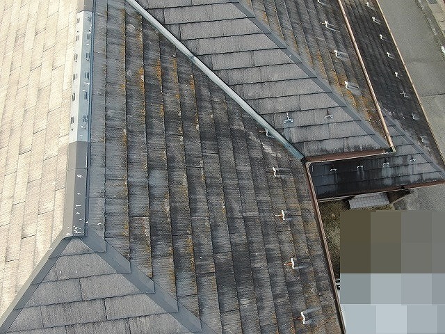 中巨摩郡昭和町で色あせ・苔や藻の繁殖したコロニアル屋根（スレート屋根）