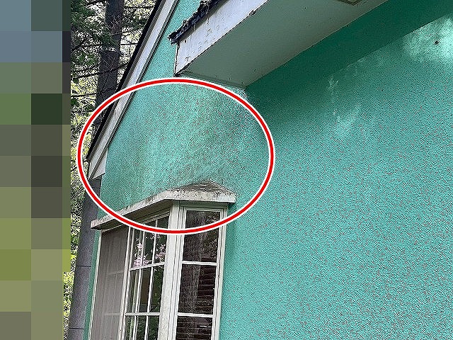 南都留郡鳴沢村でモルタル外壁が土埃などで黒ずんで汚れている様子