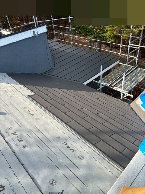 南都留郡鳴沢村でアスファルトシングル屋根から横葺きSGL（ニクスカラープロ）にカバー工法を行う様子