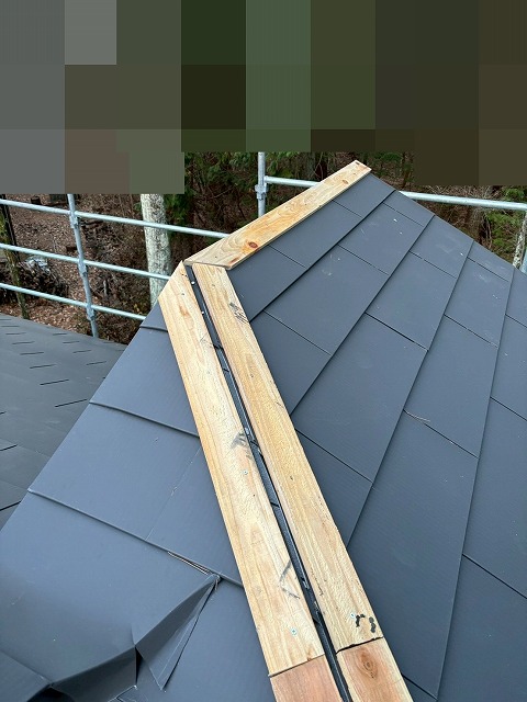 南都留郡鳴沢村で屋根カバー工法の際に板金を設置する様子（片流れ・寄棟・切妻の複合屋根）