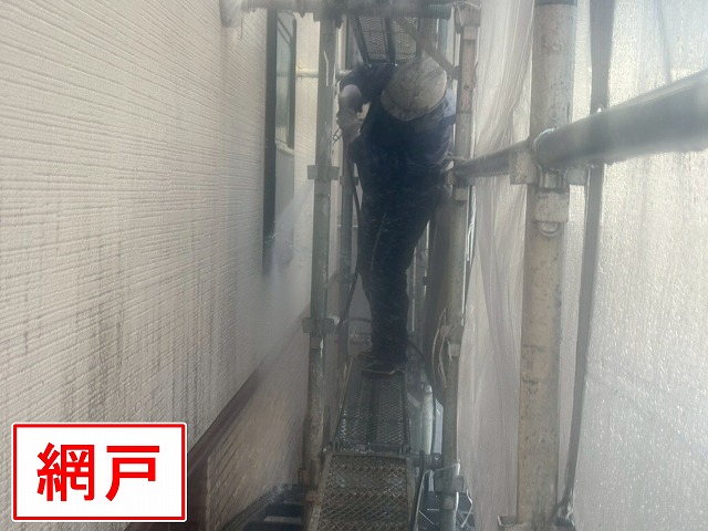 甲府市で高圧洗浄の際に窓ガラス・網戸を洗浄する様子