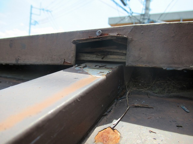 甲府市で釘や棟板金が浮いたトタン屋根の調査に伺いました