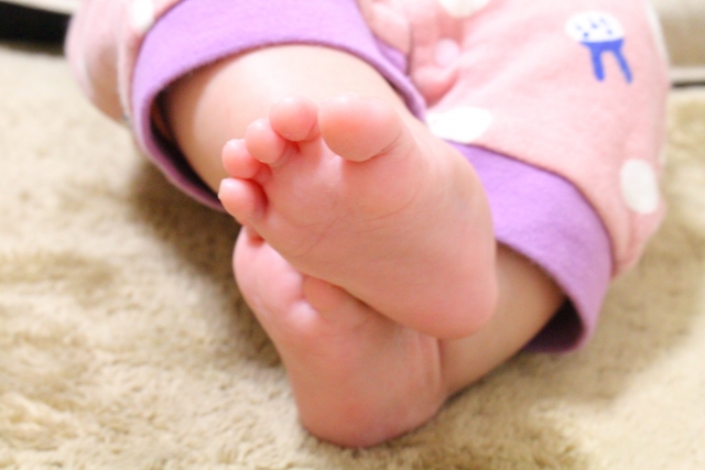 写真AC　赤ちゃんの足　カーペット