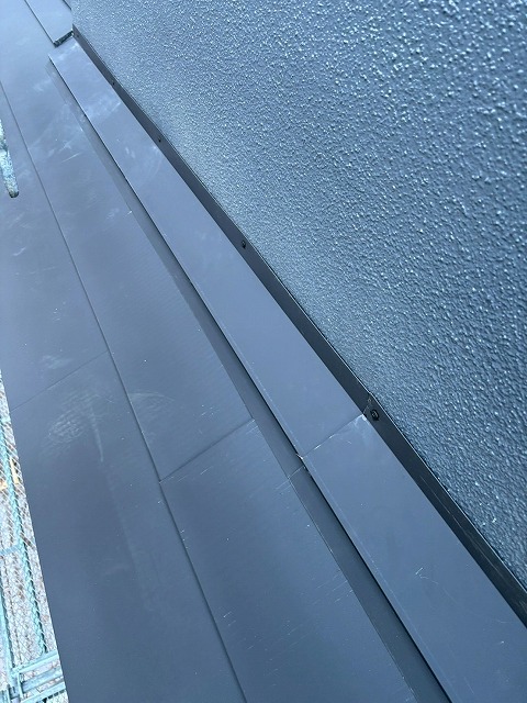 南都留郡鳴沢村で雨押え板金の設置を行う様子