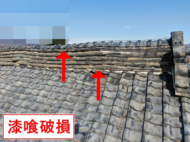 南アルプス市で瓦屋根のドローン調査時に確認された漆喰の破損・剥がれ