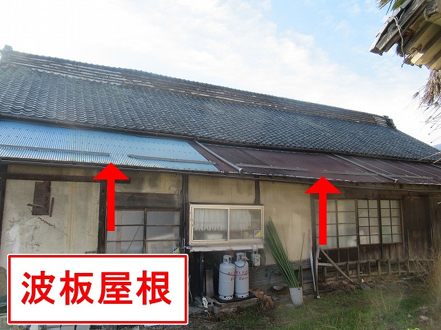 南アルプス市でトタン波板屋根が錆びて変色している様子