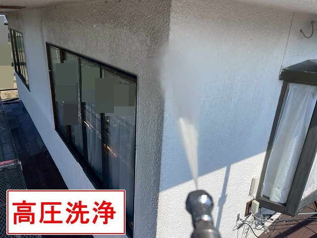 笛吹市でモルタル外壁の塗装前に高圧洗浄を行う様子