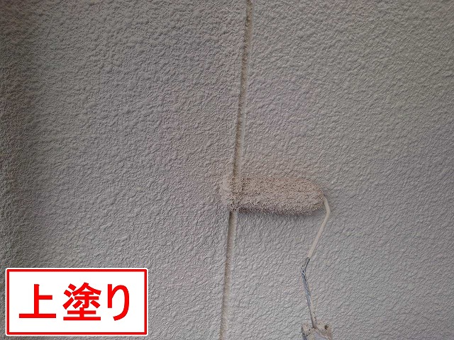 笛吹市でモルタル外壁にグランセラトップ１液水性（セラミックハイブリッド無機塗料）で上塗り塗装を行う様子