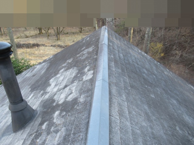 棟付近の劣化した屋根