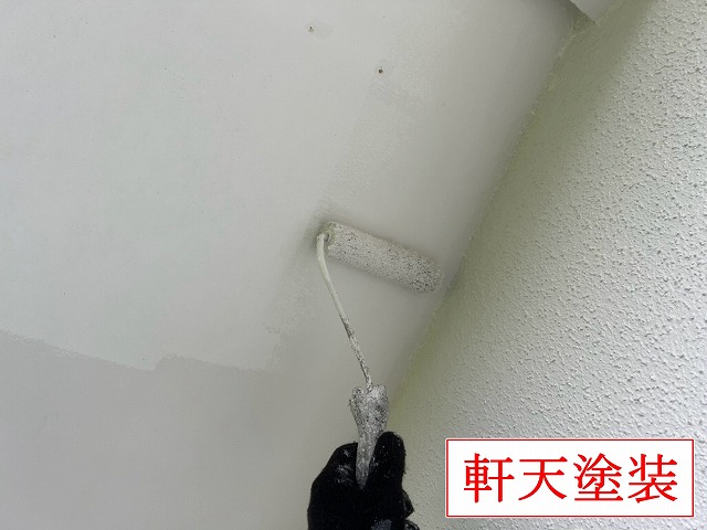 軒天をローラー塗装