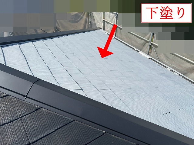 屋根の下塗り作業