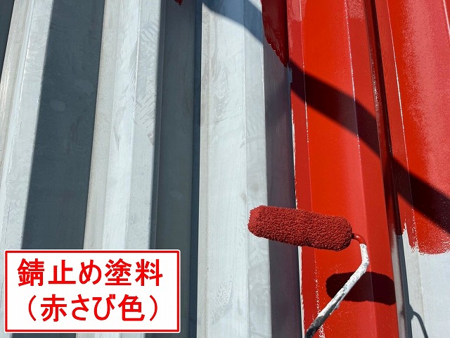 富士吉田市でカーポートの折板屋根に錆止め塗料を塗装する様子