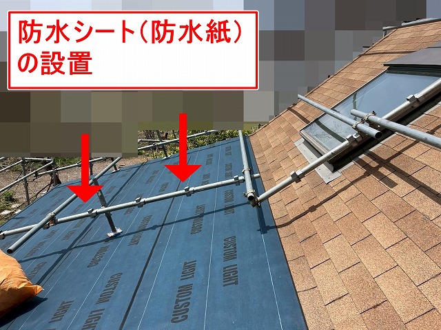 甲府市でアスファルトシングル屋根のカバー工法で防水シート（防水紙）を設置する様子
