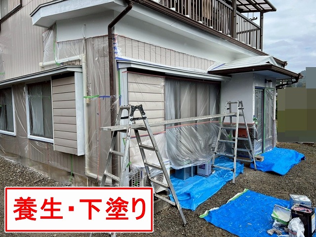 大月市で木材(木部)の付帯部で養生・下塗りを行う様子