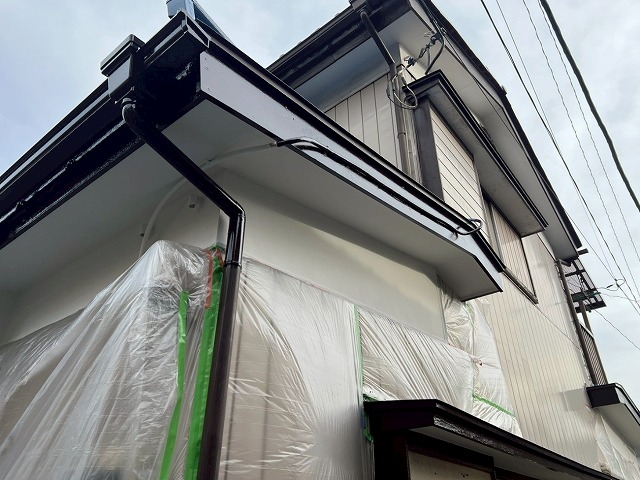 大月市で付帯部（木部）の仕上げ塗装後に養生を外す様子