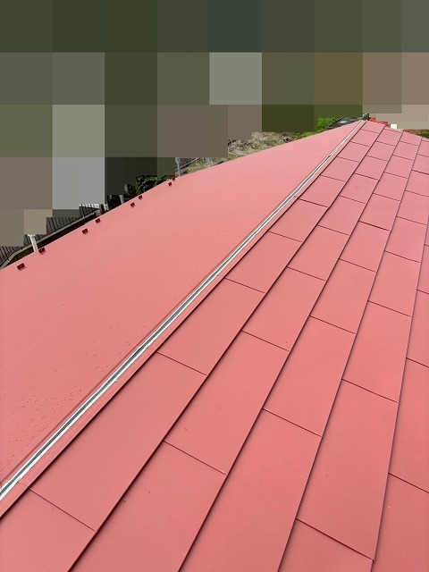 都留市でスレート屋根から断熱材入りSGL鋼板（GMルーフ）にカバー工法を行う様子