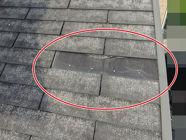 西八代郡市川三郷町でスレート屋根・防水シートが破損して雨漏りする様子