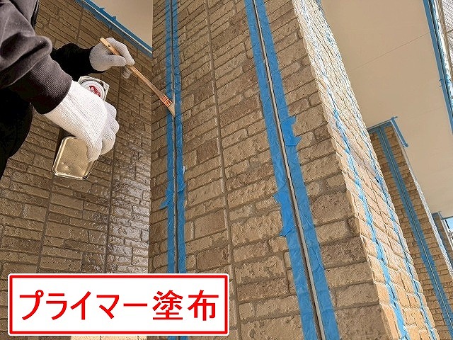西八代郡市川三郷町でサイディングボード（外壁）の継ぎ目にプライマー塗布する様子（打ち替え工事）