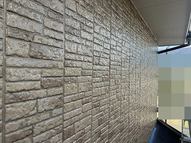 西八代郡市川三郷町でサイディングボード（外壁）にクリヤー塗装（ロイヤルセラクリヤー）を行う様子