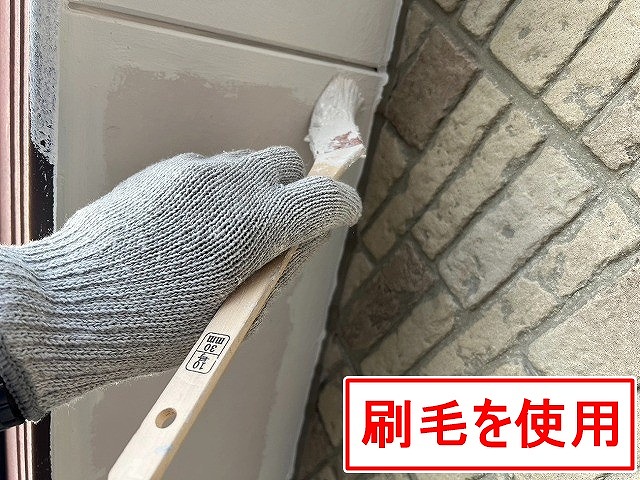 西八代郡市川三郷町でケンエースG-Ⅱを使用して軒天塗装する様子（ローラー・刷毛）