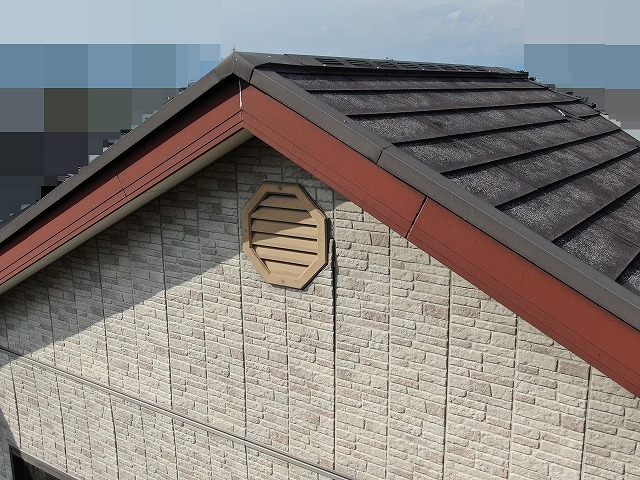 西八代郡市川三郷町で破風塗装のビフォーアフター（シリコン塗装）