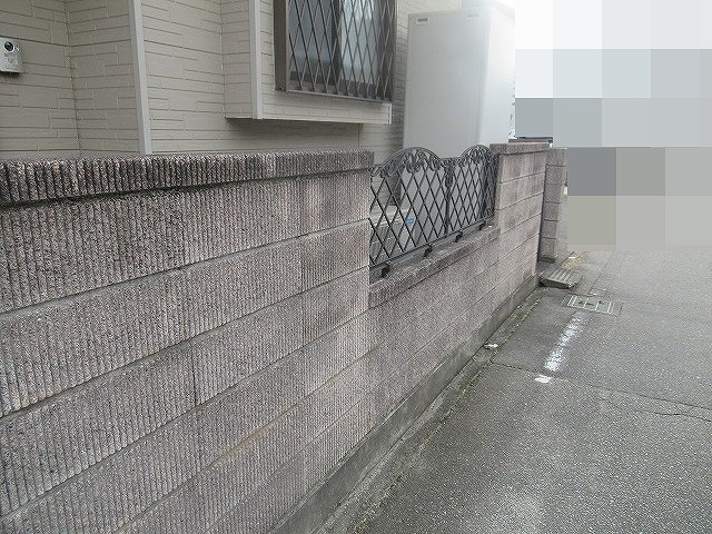 中巨摩郡昭和町で黒ずみの目だつ玄関前の塀（擁壁）の高圧洗浄を行う様子