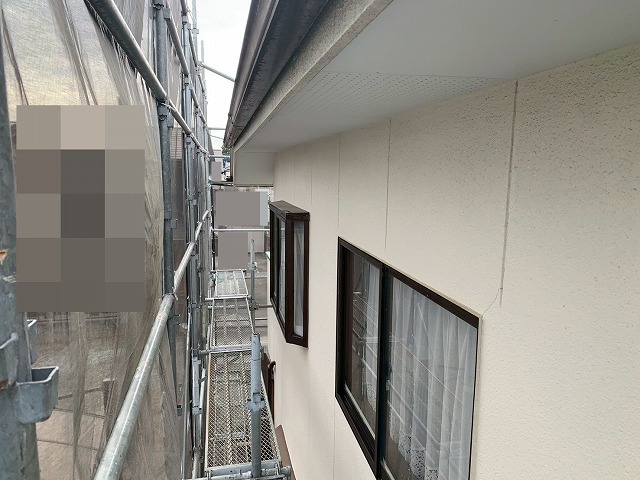 南アルプス市で戸建て住宅に足場仮設を行う様子