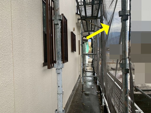 南アルプス市で高圧洗浄を行う際に足場にメッシュシートをかける様子