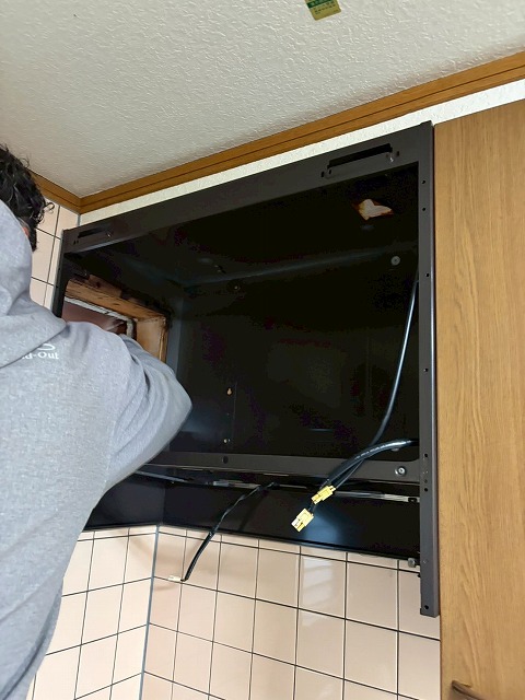 南アルプス市でキッチンのレンジフード（換気扇・換気フード）を交換する様子