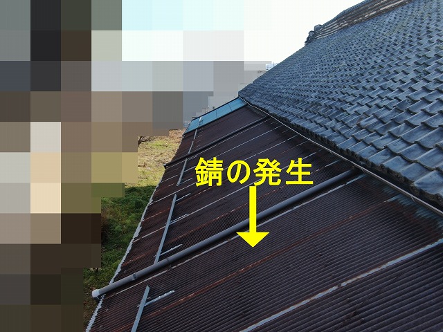 南アルプス市でトタン波板屋根が錆びて変色している様子