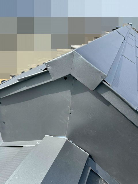 南アルプス市で屋根葺き替え工事の際に貫板（木材）・棟板金（SGL鋼板）を設置する様子